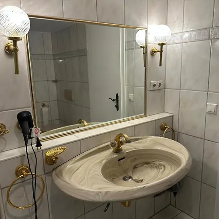 Sleep & Parking Am Airport *